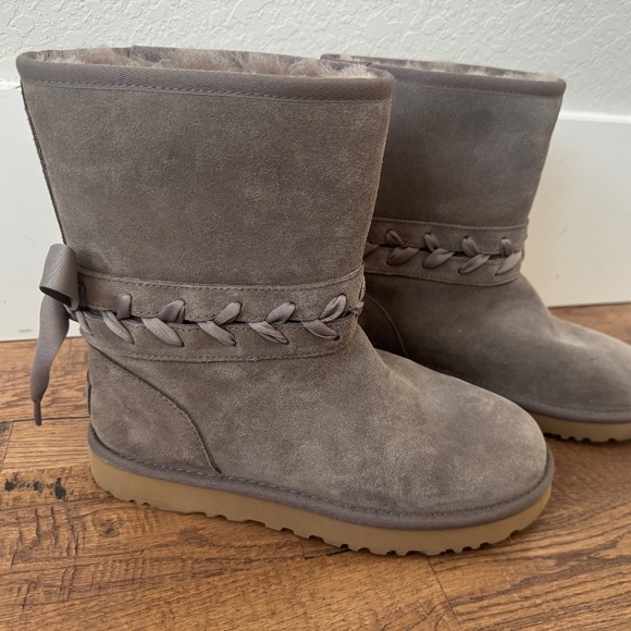 New UGG Classic Lace Short Mole Boots Ribbon Bow Women's Size 7 - Picture 1 of 8